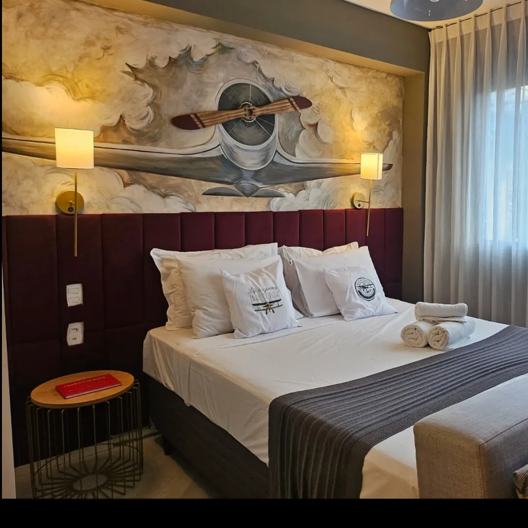 Mural artístico en habitación Airbnb — JackVa Pinturas Montevideo